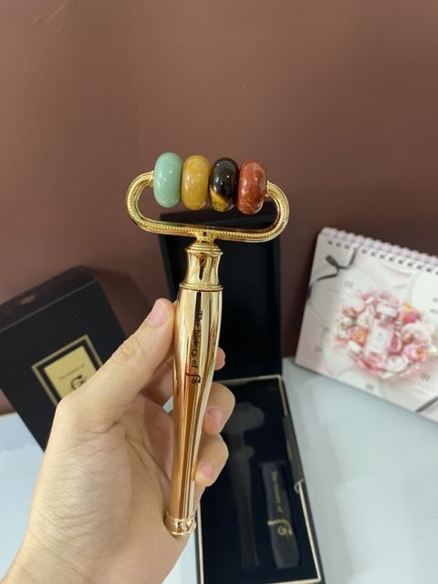 Thanh lăn mặt massage 4 màu đá tự nhiên của Whoo 1