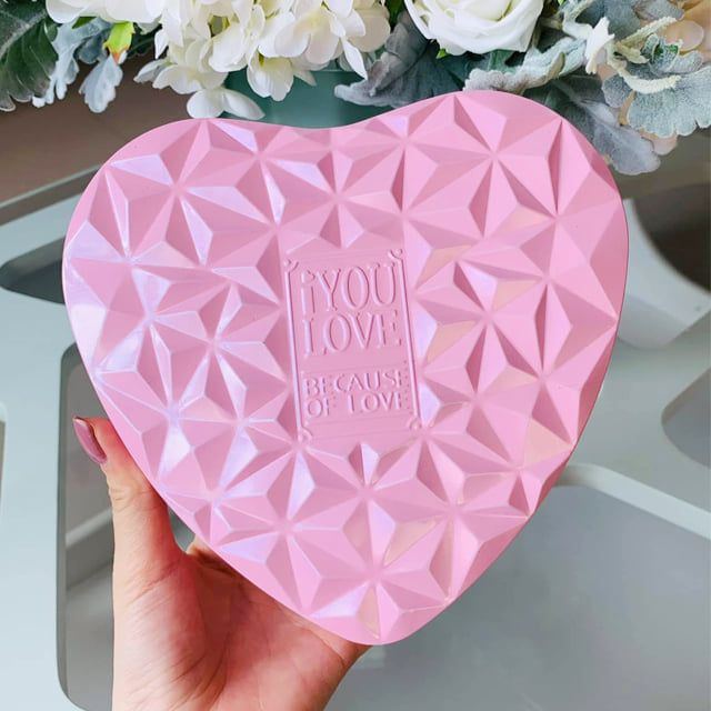 Thiết kế chai Dior tr&aacute;i tim hồng