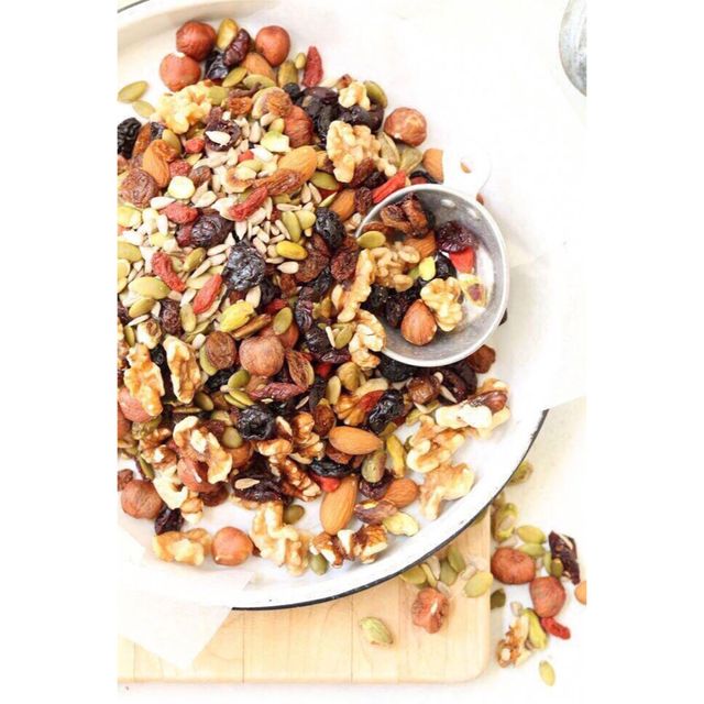 Hạt tổng hợp Nature&rsquo;s Garden Organic Trail Mix 816g