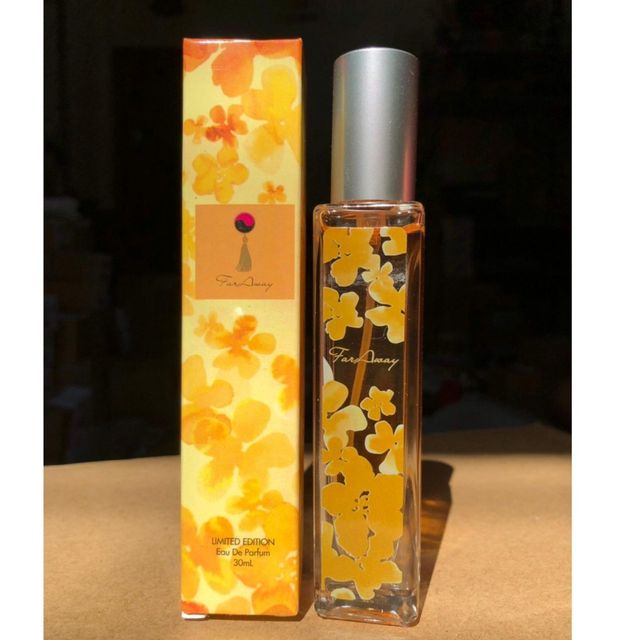 Nước Hoa Nữ Far Away - V&agrave;ng Flowers 30ml