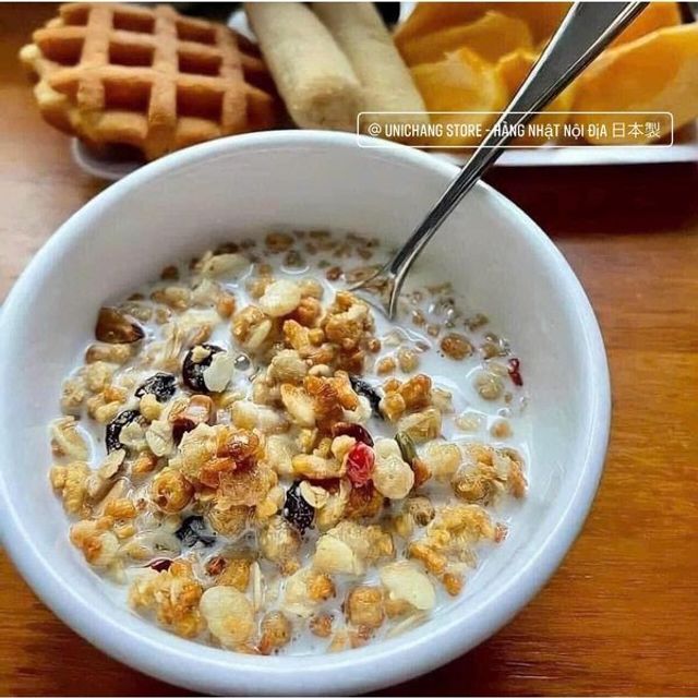 Ngũ cốc Calbee Nhật Ăn Ki&ecirc;ng Giảm C&acirc;n Mix Sữa Chua Tr&aacute;i C&acirc;y Granola