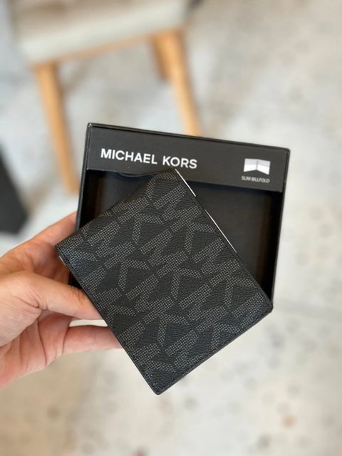 V&iacute; Michael Kors với logo