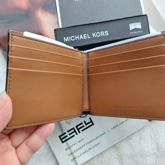V&iacute; nam Michael Kors m&agrave;u n&acirc;u