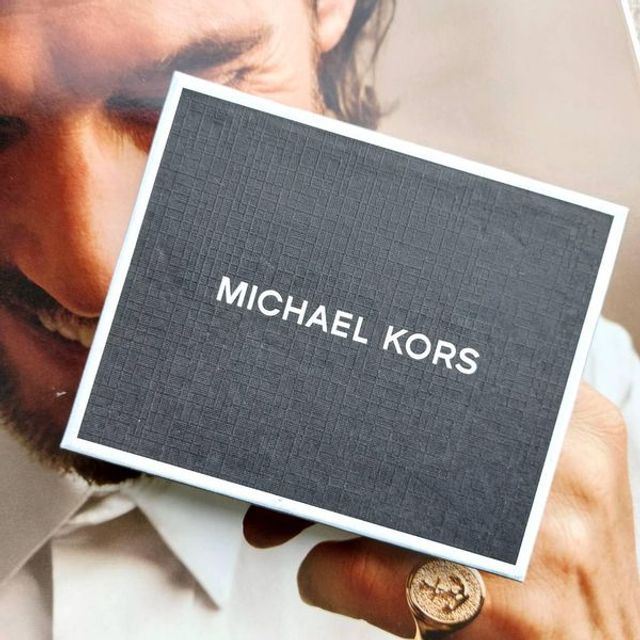 V&iacute; nam Michael Kors m&agrave;u n&acirc;u