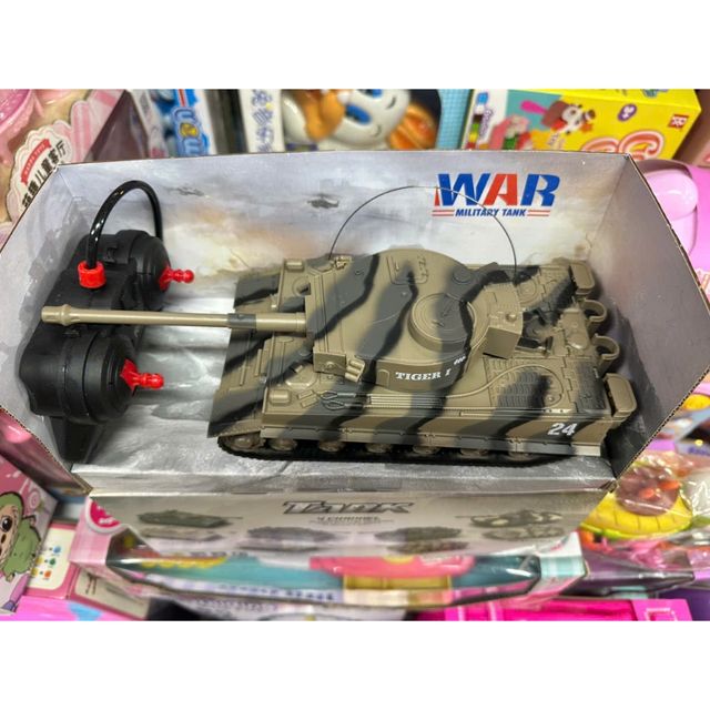 Đồ chơi xe tăng điều khiển từ xa chạy bằng pin c&oacute; đ&egrave;n v&agrave; &acirc;m thanh 539-1