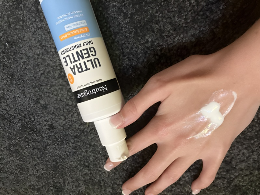 Kem Dưỡng Da Nhạy Cảm Neutrogena Oil Free Moisture Sensitive Skin