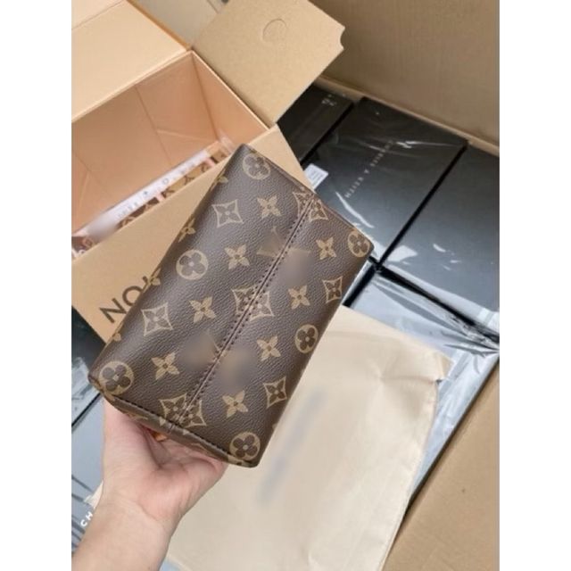 T&uacute;i x&aacute;ch Iv Neverfull k&egrave;m khăn v&agrave; d&acirc;y đeo ch&eacute;o