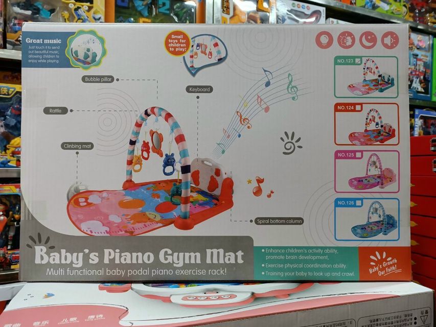 B&eacute; chơi đ&ugrave;a với thảm nhạc 123