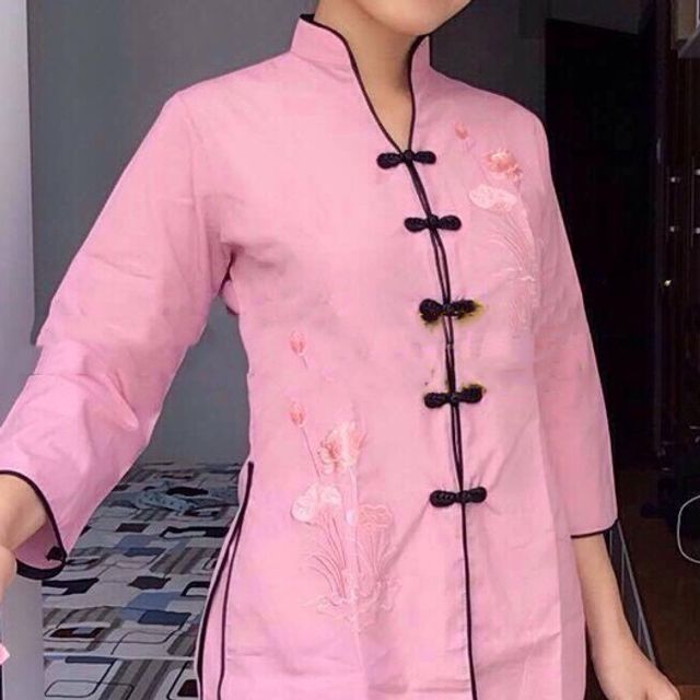 &Aacute;o lam đi ch&ugrave;a cổ t&agrave;u viền đen th&ecirc;u hoa sen