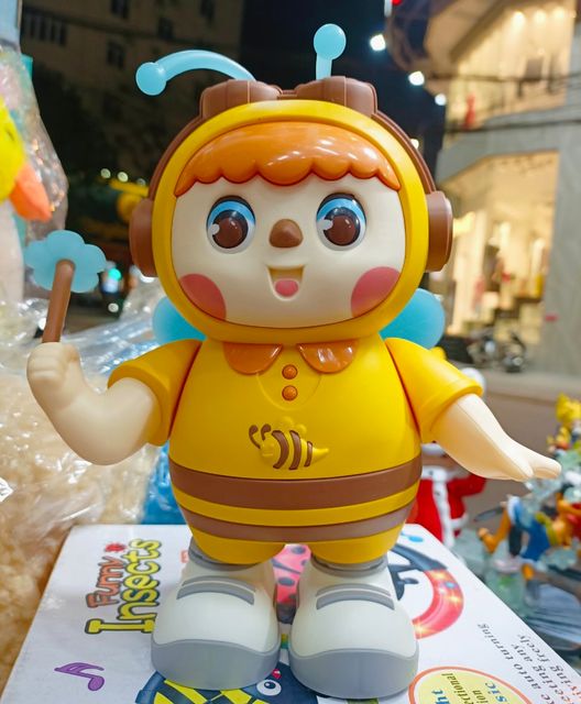 B&eacute; Nhỏ B&uacute;p B&ecirc; Ong V&agrave;ng Nhảy M&uacute;a