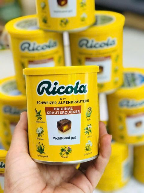 Vi&ecirc;n Ngậm giải quyết Ho Ricola trong tay người d&ugrave;ng