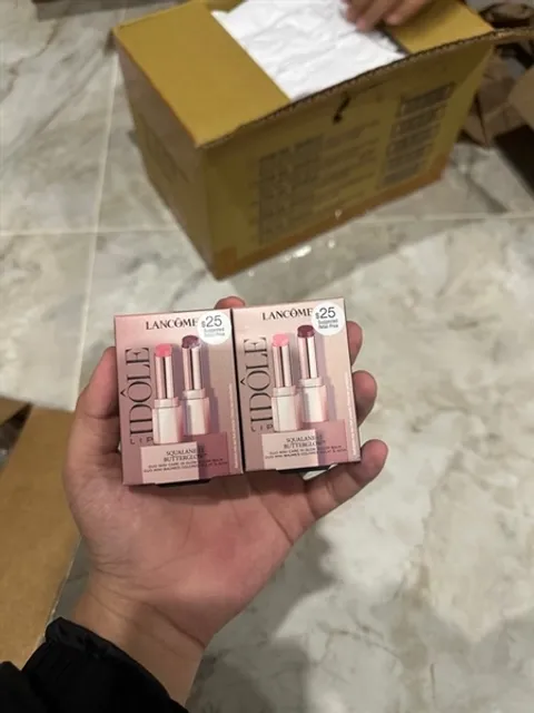 Kh&aacute;ch h&agrave;ng sử dụng Set son Lancome