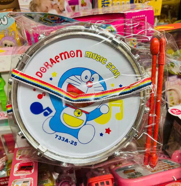 Trẻ em chơi với bộ đồ chơi trống Doraemon 733A-25