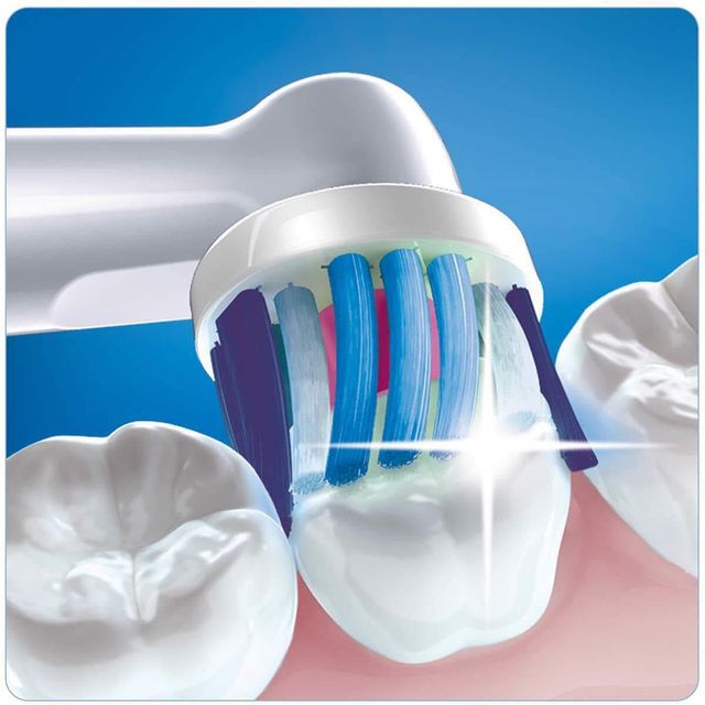 B&agrave;n chải đ&aacute;nh răng điện Oral-B đang được sử dụng