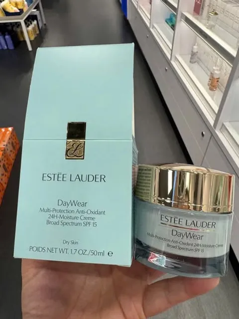 Kem Estee Lauder Daywear Advanced