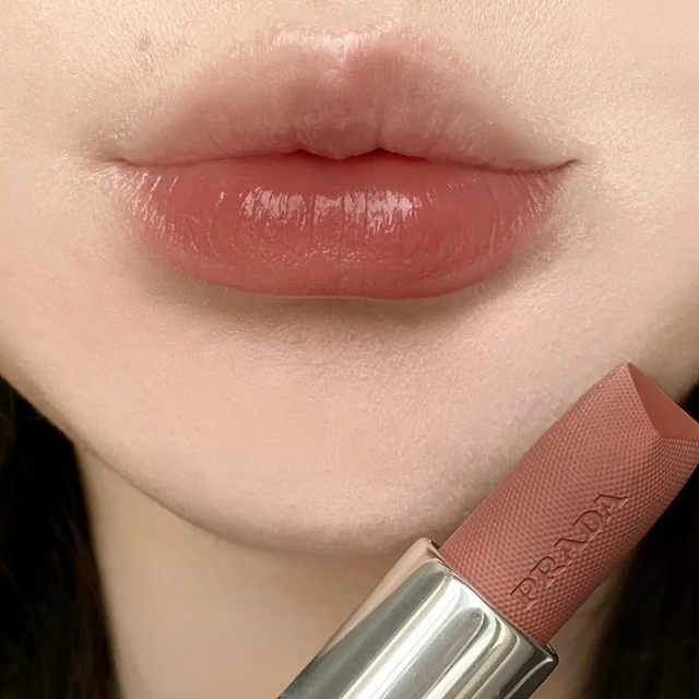 Son Dưỡng Prada Beauty Moisturizing Lip Balm U010 Maple M&agrave;u N&acirc;u T&acirc;y