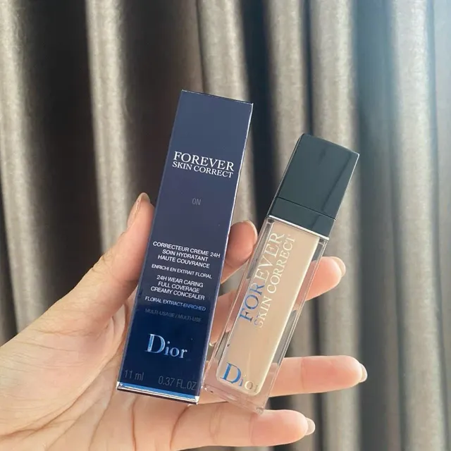 Che khuyết điểm Dior Forever Skin Correct 0N Neutral trong gương
