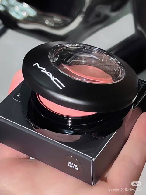 Phấn m&aacute; hồng MAC Mineralize Blush Like Me, Love Me &ndash; hồng đ&agrave;o nhẹ