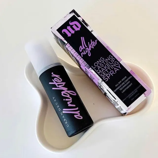 Xịt kh&oacute;a nền Urban Decay All Nighter