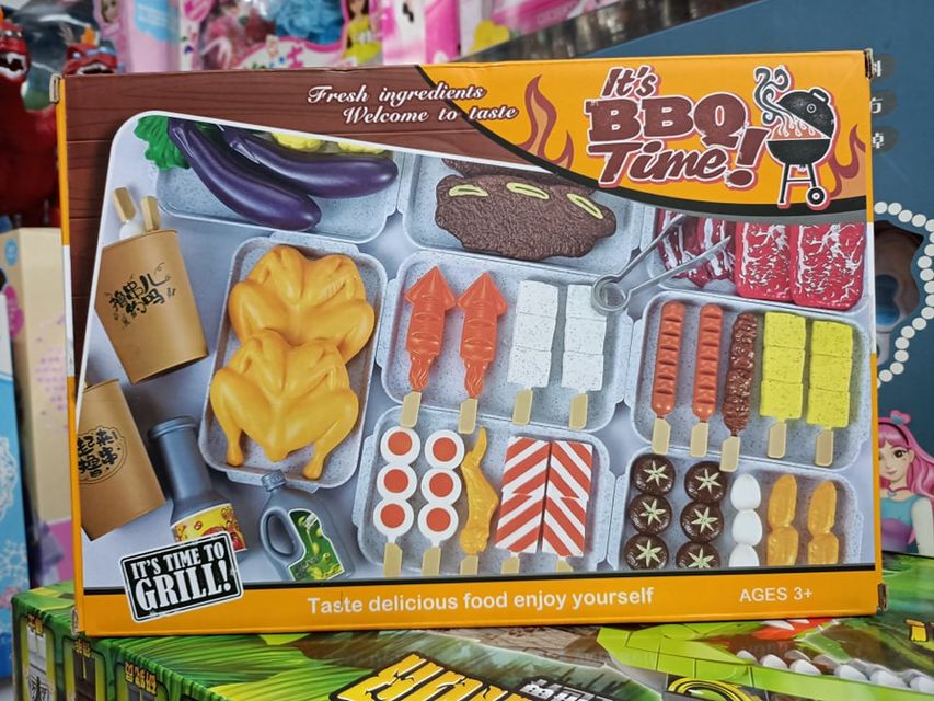Trẻ em vui vẻ với đồ chơi BBQ