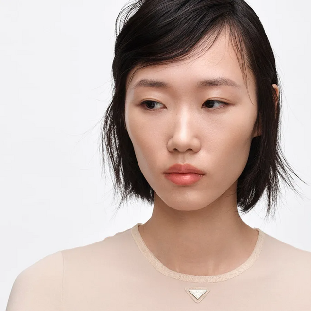 Son Dưỡng Prada Light Glowing Lipcolor U019 Brown M&agrave;u N&acirc;u