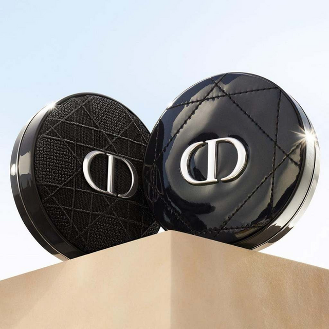 M&agrave;u Đen B&oacute;ng của Vỏ Hộp Phấn Nước Dior