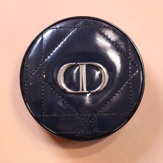 Thiết kế sang trọng của hộp phấn Dior
