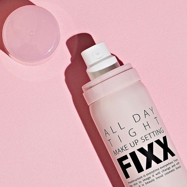 Kh&aacute;ch H&agrave;ng Sử Dụng Xịt Kh&oacute;a Nền So Natural