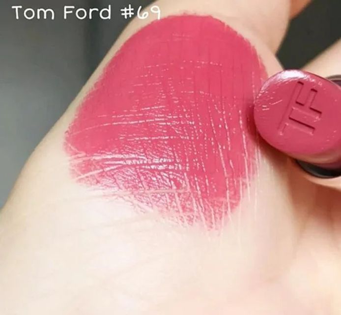 Cận cảnh Son Tom Ford Limited Edition 69 Night Mauve 24 Gold Lip Color