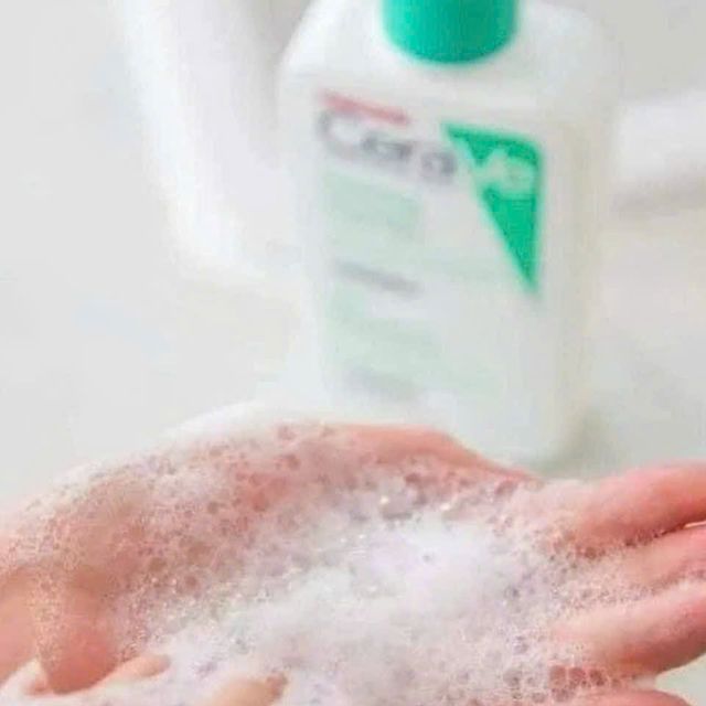 Sản phẩm CeraVe Foaming Cleanser trong lòng bàn tay