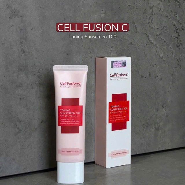 Kh&aacute;ch h&agrave;ng sử dụng Kem Chống Nắng Cell Fusion C