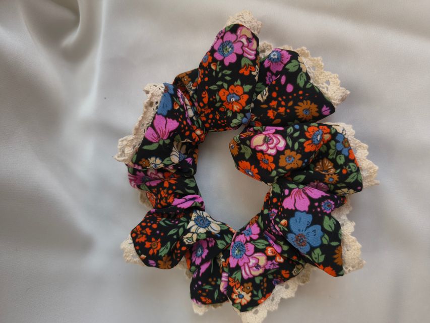 Scrunchie cột t&oacute;c hoa nh&iacute; phối ren m&agrave;u trầm