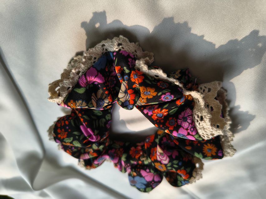 Scrunchie cột t&oacute;c hoa nh&iacute; phối ren m&agrave;u trầm