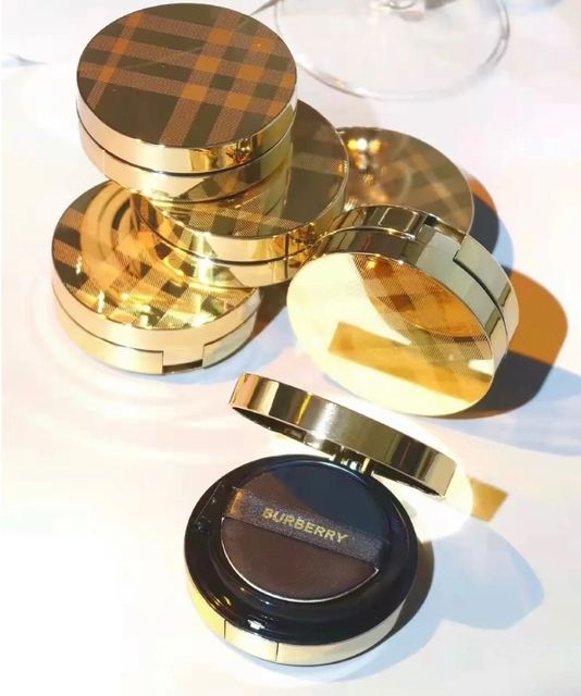 Mặt h&agrave;ng Burberry Ultimate Glow Cushion Tone 10