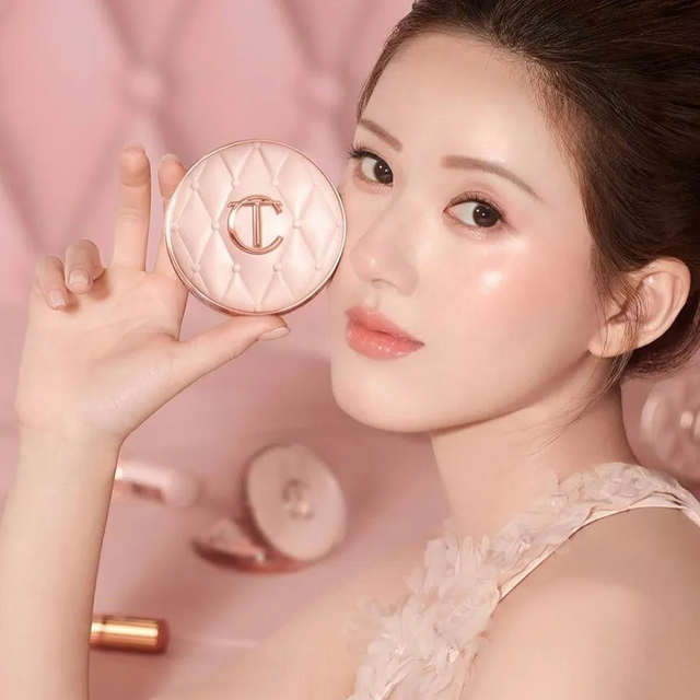 Chi tiết phấn nước Charlotte Tilbury