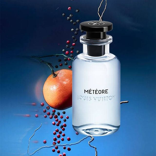 Kh&aacute;ch h&agrave;ng sử dụng nước hoa LV M&eacute;t&eacute;ore