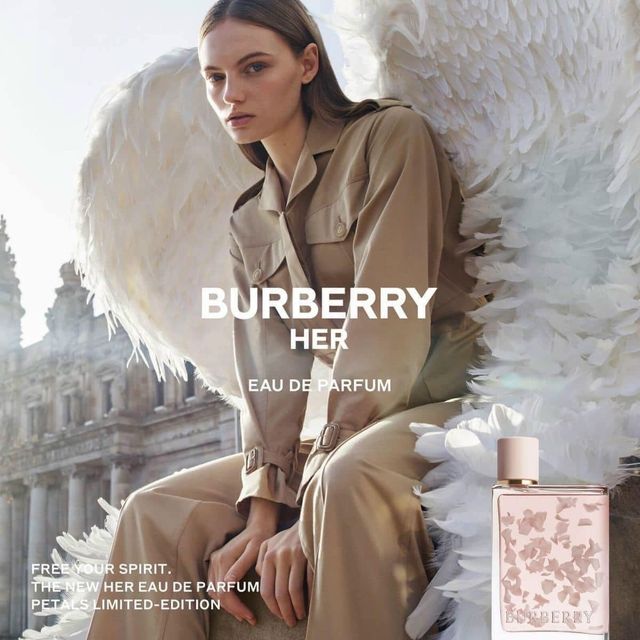 Chi tiết thiết kế của Burberry For Her Petals