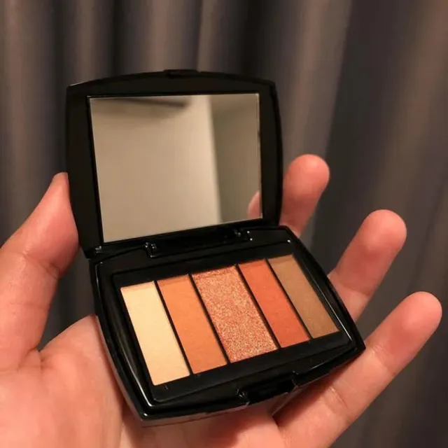 Kh&aacute;ch h&agrave;ng sử dụng bảng phấn mắt Lanc&ocirc;me