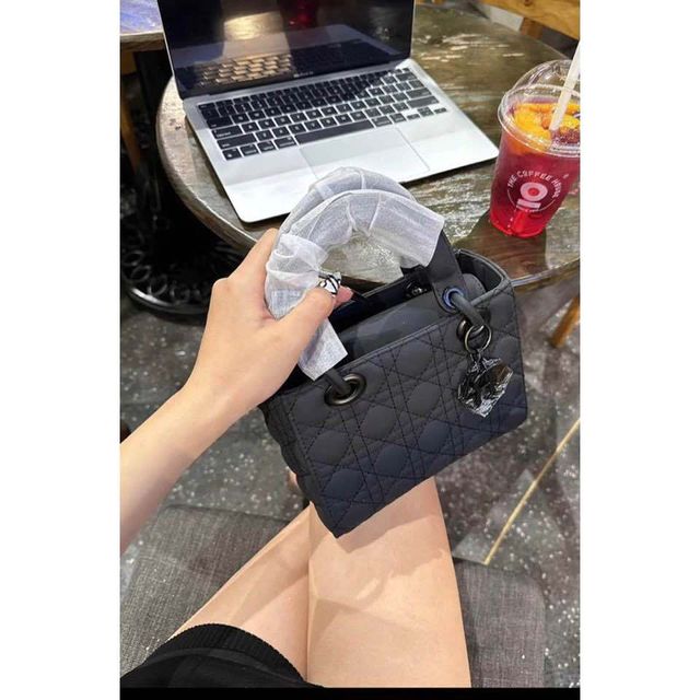 T&uacute;i cầm tay đeo ch&eacute;o với chất liệu da l&igrave; mờ