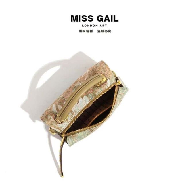 T&uacute;i gối MISS GAIL th&ecirc;u 3