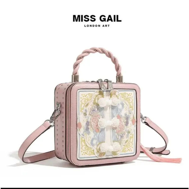 T&uacute;i cốp thương hiệu MISS GAIL th&ecirc;u hồng c&oacute; quai sang chảnh