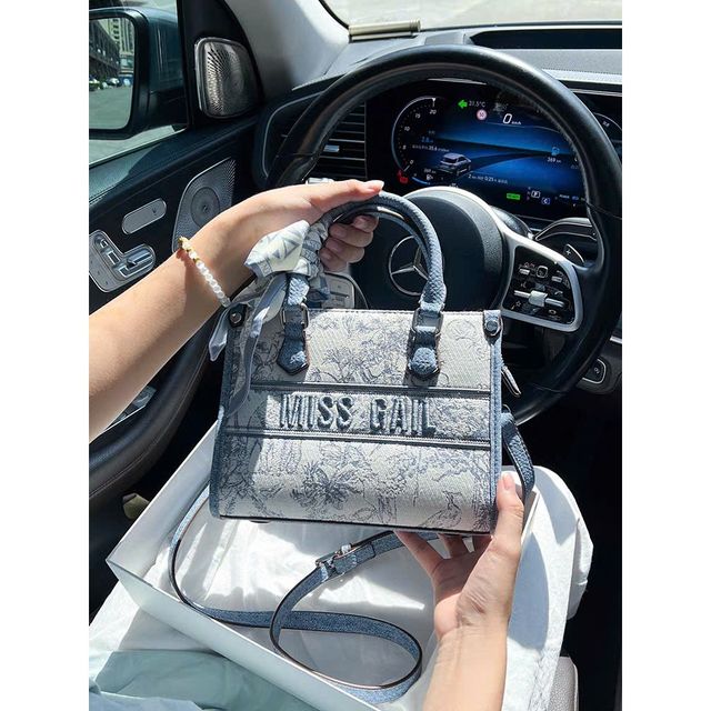 T&uacute;i tote th&ecirc;u hoa M&Agrave;U XANH tinh tế MISS GAIL sang chảnh tặng d&acirc;y buộc nơ