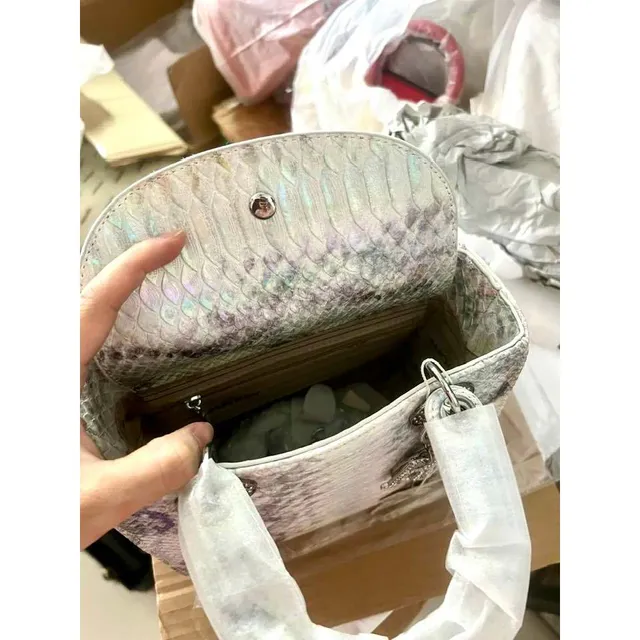 T&uacute;i x&aacute;ch Nữ d&aacute;ng vu&ocirc;ng x&agrave; cừ thanh lịch sang trọng size 20