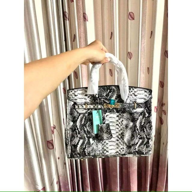 Thiết kế kh&oacute;a v&agrave;ng tinh tế