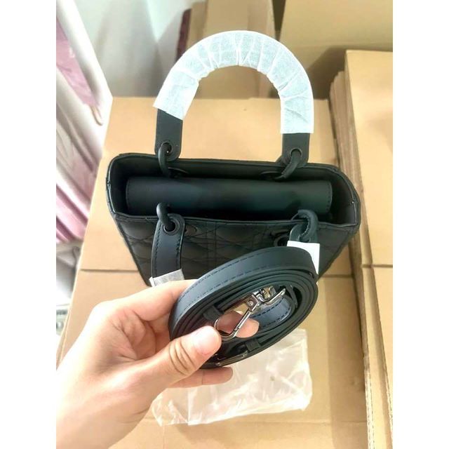 T&uacute;i cầm tay đeo ch&eacute;o Đồng m&agrave;u size 20 - V&iacute; dụ 4