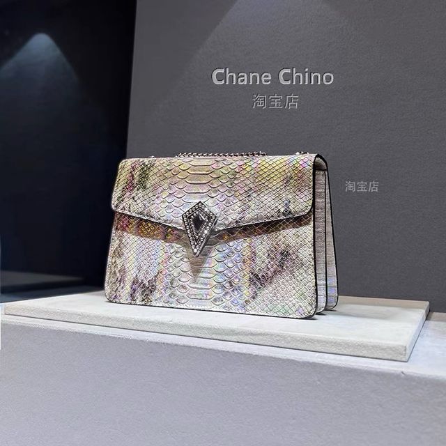 T&uacute;i x&aacute;ch Nữ kh&oacute;a thoi Silver đ&iacute;nh đ&aacute; Size 23