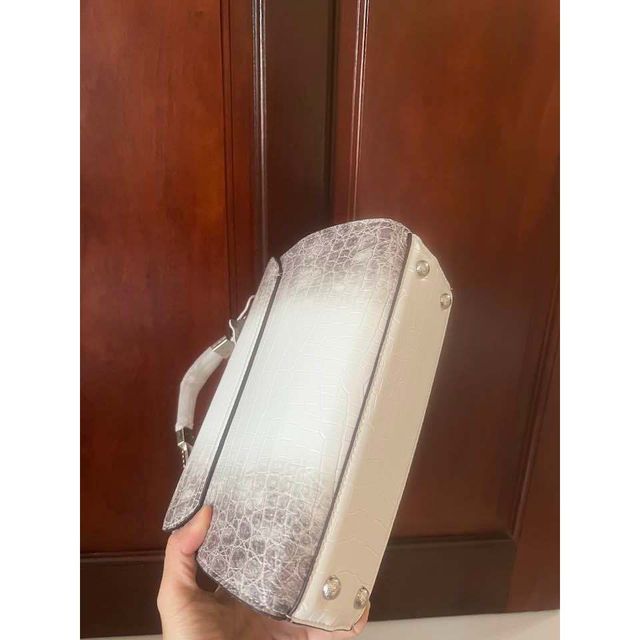 T&uacute;i x&aacute;ch Nữ d&aacute;ng cầm tay quai kiềng v&agrave;ng size 25 Bạch tạng