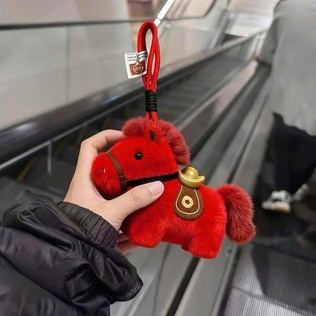 Charm ngựa c&otilde;ng v&agrave;ng