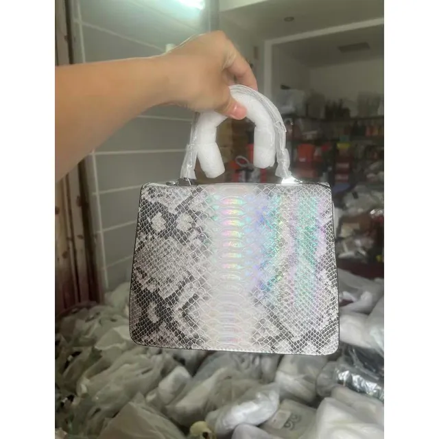 T&uacute;i x&aacute;ch Nữ X&agrave; Cừ Kh&oacute;a Ong Size 23