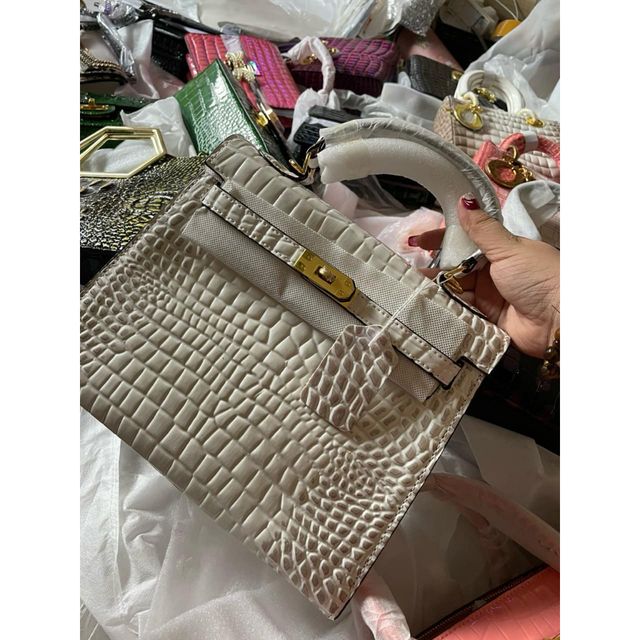 T&uacute;i x&aacute;ch Hongkong dập v&acirc;n rắn phủ nano trơn b&oacute;ng SIZE 25